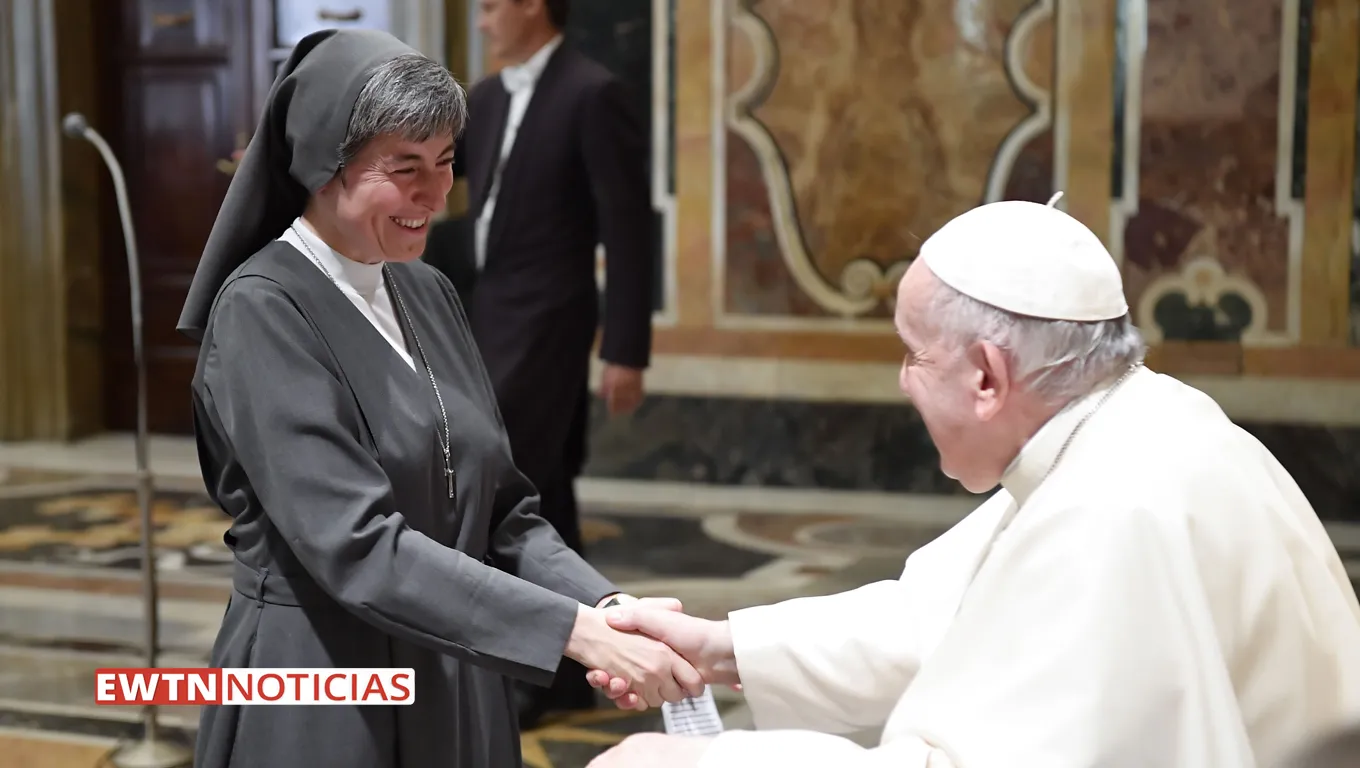 Papa Francisco con una religiosa integrante de una asociación italiana de profesores de liturgia. Crédito: EWTN Noticias.?w=200&h=150