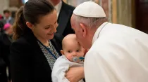 Papa Francisco besando a un niño / Foto: L'Osservatore Romano
