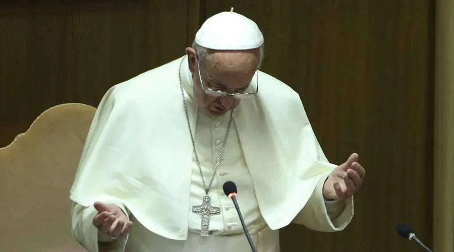 El Papa Francisco en oración. Foto: Daniel Ibáñez / ACI Prensa?w=200&h=150