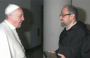 Papa Francisco y el P. Saverio Canistru00e1, prepu00f3sito de la Orden de los Carmelitas. Foto: www.stj500.es 