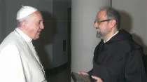 Papa Francisco y el P. Saverio Canistrá, prepósito de la Orden de los Carmelitas. Foto: www.stj500.es