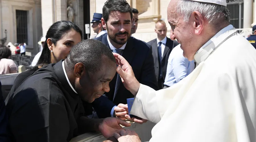 El Padre Don Bosco Onyalla recibiendo la bendición del Papa Francisco - 26 de junio de 2019 / Crédito: Vatican Media / ACI Prensa