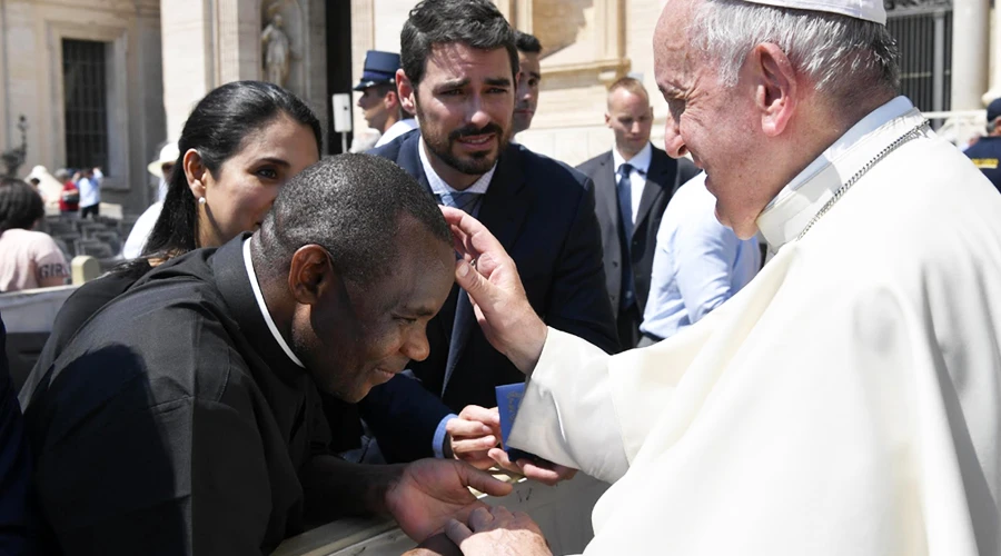 El Padre Don Bosco Onyalla recibiendo la bendición del Papa Francisco - 26 de junio de 2019 / Crédito: Vatican Media / ACI Prensa?w=200&h=150