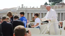 El Papa sube al papamóvil a unos niños. Foto: Daniel Ibáñez / ACI Prensa