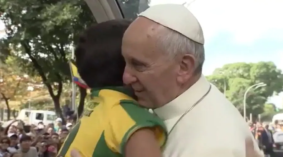Papa Francisco abraza a niño en Brasil. Foto: Instagram / @franciscus.
