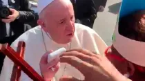 El Papa Francisco entrega un rosario a una anciana por su cumpleaños 