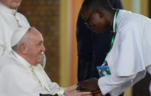 Papa Francisco saluda al clero en su visita a la Repu00fablica Democru00e1tica del Congo, 2 de febrero de 2023. Cru00e9dito: Vatican Media 