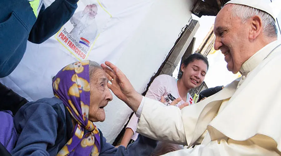 El Papa Francisco bendice a una anciana durante su viaje a Paraguay / Foto: L'Osservatore Romano