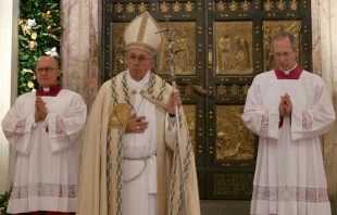 El Papa ante la Puerta Santa de la Basu00edlica de San Pedro. Foto: Daniel Ibu00e1u00f1ez / ACI Prensa 