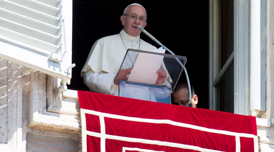 El Papa Francisco durante el rezo del Ángelus. Foto: L'Osservatore Romano?w=200&h=150