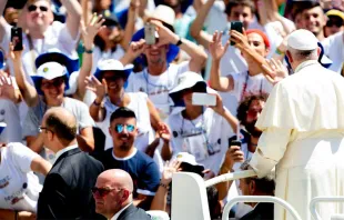 El Papa en la Plaza de San Pedro con los jóvenes. Foto: Daniel Ibáñez / ACI Prensa 
