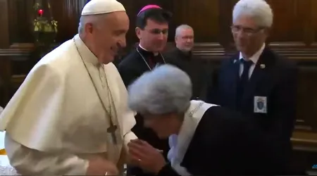 El Papa Francisco explica por qué no quería que le besen el anillo