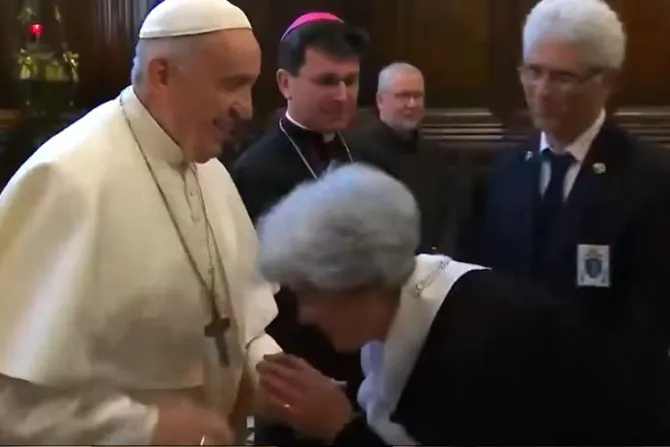El Papa Francisco explica por qué no quería que le besen el anillo