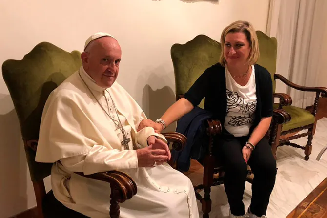 El Papa Francisco se reúne con madre que sobrevivió a masacre de toda su familia