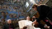 Papa Francisco recibe a unos 200 artistas en la Capilla Sixtina el 23 de junio de 2023. Crédito: Vatican Media
