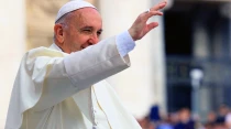 El Papa saluda a los fieles durante la Audiencia General. Foto: Daniel Ibu00e1u00f1ez / ACI Prensa