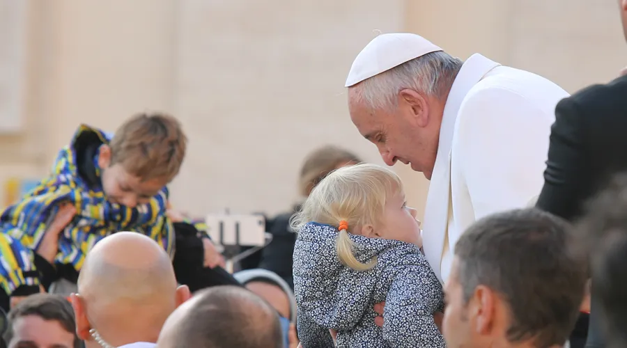 El Papa saluda a una niña en la Plaza de San Pedro. Foto: Daniel Ibáñez / ACI Prensa?w=200&h=150