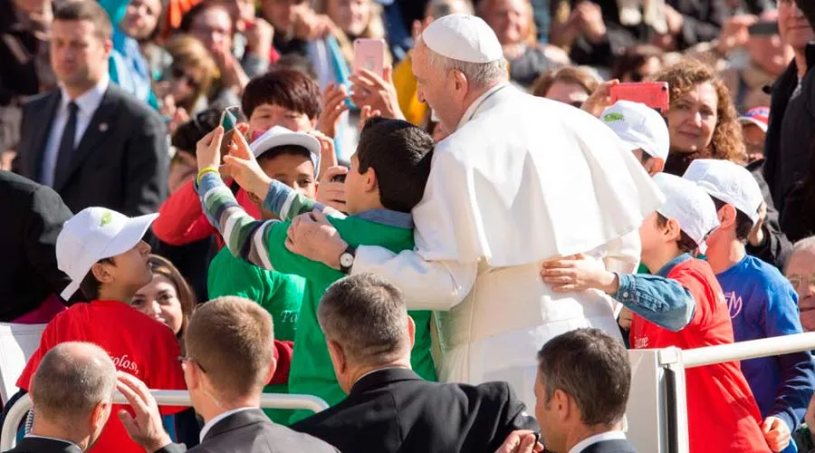 El Papa se fotografía con unos niños al inicio de la Audiencia General. Foto: Daniel Ibáñez / ACI Prensa?w=200&h=150