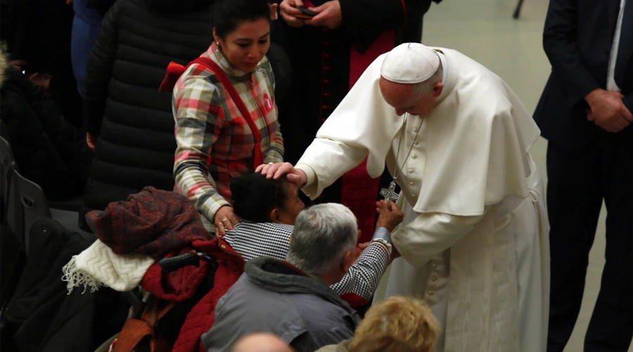 El Papa saluda a los fieles durante la Audiencia. Foto: Daniel Ibáñez / ACI Prensa?w=200&h=150