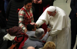 El Papa saluda a los fieles durante la Audiencia. Foto: Daniel Ibu00e1u00f1ez / ACI Prensa 
