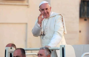 El Papa saluda a los fieles durante la Audiencia. Foto: Lucu00eda Ballester / ACI Prensa 