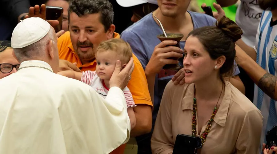 El Papa bendice a un niño a su llegada al Aula Pablo VI. Foto: Daniel Ibáñez / ACI Prensa?w=200&h=150