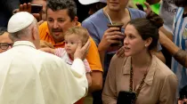 El Papa bendice a un niño a su llegada al Aula Pablo VI. Foto: Daniel Ibáñez / ACI Prensa