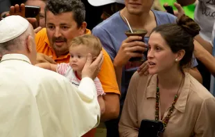El Papa bendice a un niño a su llegada al Aula Pablo VI. Foto: Daniel Ibáñez / ACI Prensa 