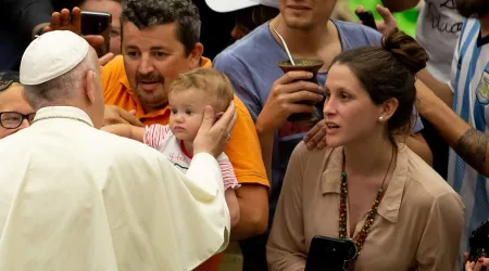 Por la carrera y el éxito se sacrifican a los hijos y no se tienen, denuncia el Papa
