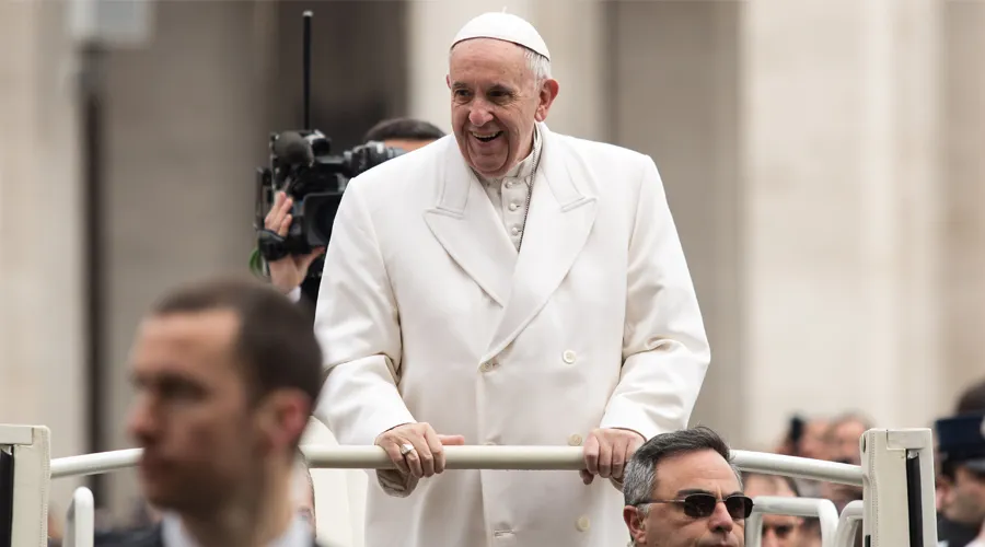 El Papa saluda a los fieles en el papamóvil antes de la Audiencia. Foto: Daniel Ibáñez / ACI Prensa?w=200&h=150