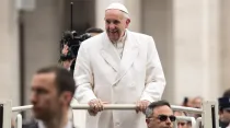 El Papa saluda a los fieles en el papamóvil antes de la Audiencia. Foto: Daniel Ibáñez / ACI Prensa