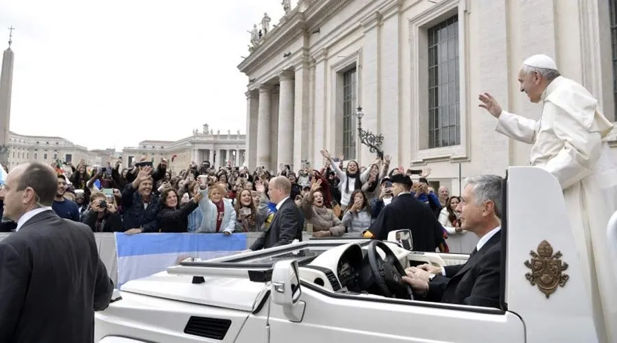 El Papa en el papamóvil al comienzo de la Audiencia. Foto: Vatican Media?w=200&h=150