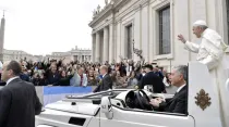 El Papa en el papamóvil al comienzo de la Audiencia. Foto: Vatican Media