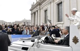 El Papa en el papamóvil al comienzo de la Audiencia. Foto: Vatican Media 
