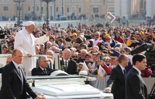El Papa saluda a los fieles en la Audiencia General. Foto: Daniel Ibau00f1ez / ACI Prensa 