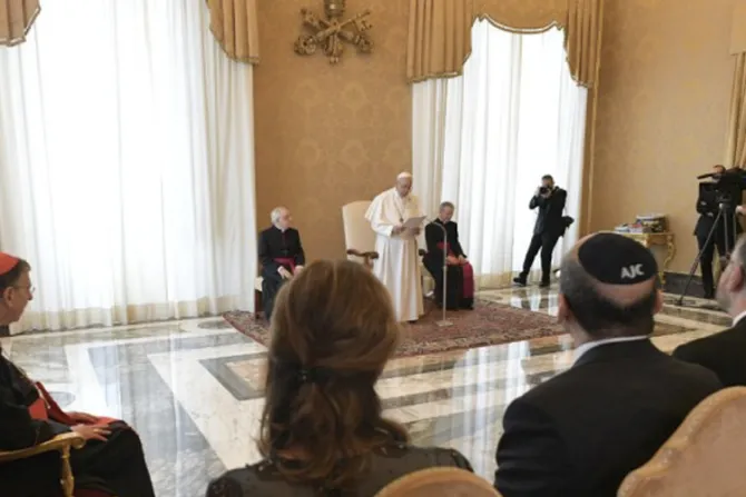 Papa Francisco: si soñamos un futuro de paz debemos dar espacio a las mujeres