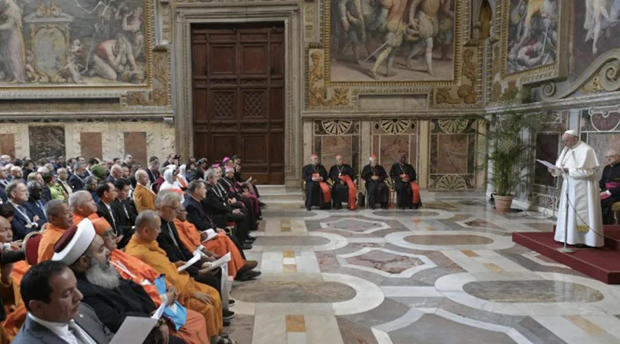 El Papa Francisco recibe participantes de conferencia sobre religiones y desarrollo. Foto: Vatican Media