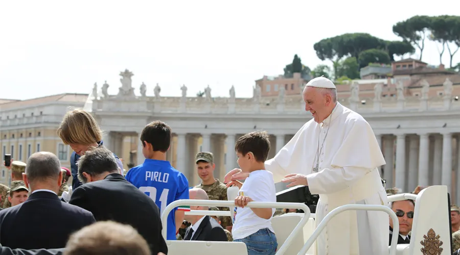 El Papa saluda a unos niños. Foto: Daniel Ibáñez / ACI Prensa