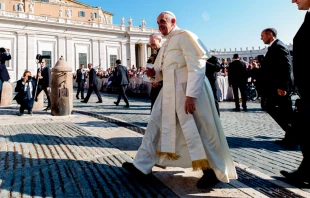 El Papa Francisco antes de comenzar la Audiencia. Foto: Daniel Ibu00e1u00f1ez / ACI Prensa 