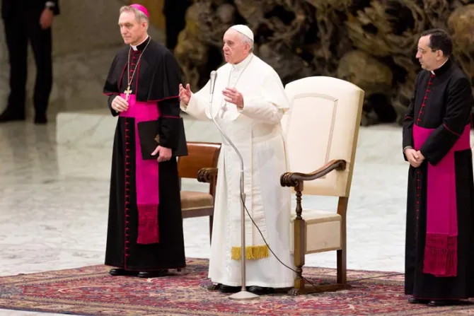 El Papa explica algunos signos de la Misa para poder “saborear toda su belleza”