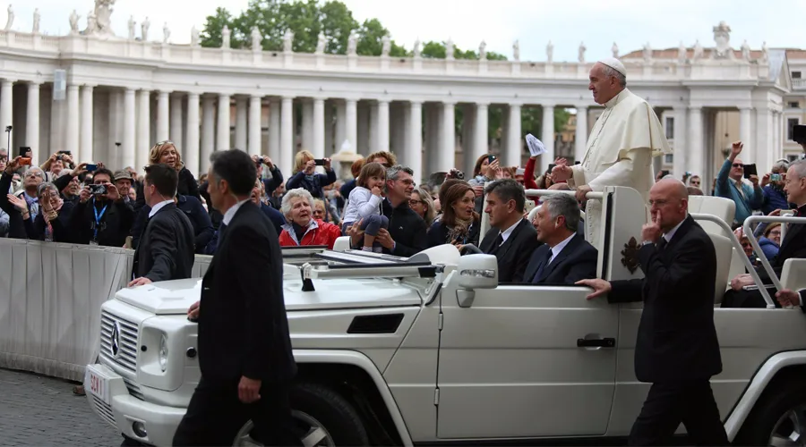 El Papa saluda en la Plaza de San Pedro. Foto: Daniel Ibáñez / ACI Prensa?w=200&h=150
