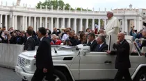 El Papa saluda en la Plaza de San Pedro. Foto: Daniel Ibáñez / ACI Prensa