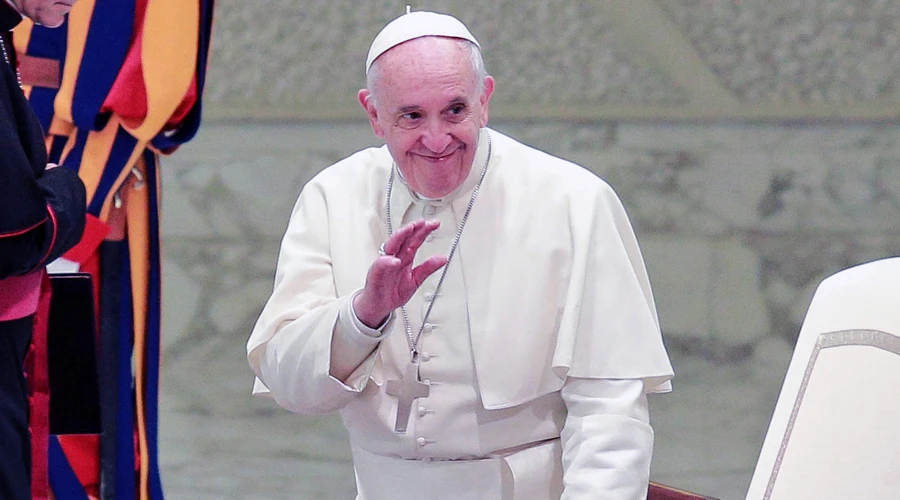 El Papa saluda a los fieles durante la Audiencia. Foto: Lucía Ballester / ACI Prensa?w=200&h=150