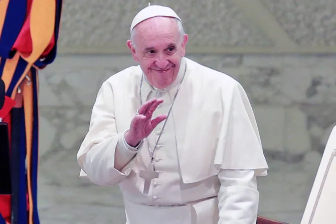 Papa Francisco invita en última catequesis de la misericordia a rezar por vivos y muertos
