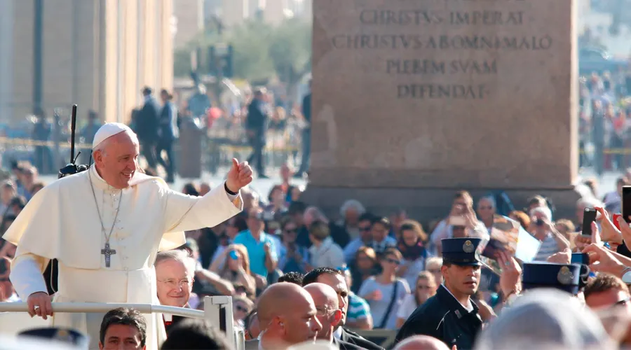 El Papa saluda a los fieles en la Plaza de San Pedro. Foto: Daniel Ibáñez / ACI Prensa?w=200&h=150