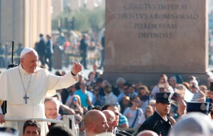 El Papa saluda a los fieles en la Plaza de San Pedro. Foto: Daniel Ibu00e1u00f1ez / ACI Prensa 