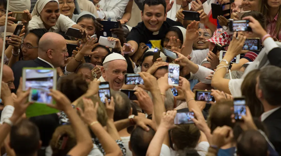El Papa rodeado de fieles al comenzar la Audiencia General. Foto: Daniel Ibáñez / ACI Prensa ?w=200&h=150