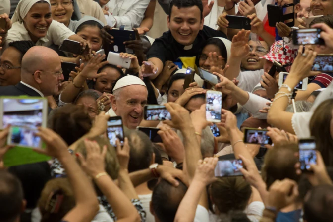 Papa Francisco: Es triste que algunos católicos se crean perfectos y desprecien al resto