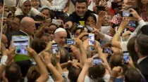 El Papa rodeado de fieles al comenzar la Audiencia General. Foto: Daniel Ibáñez / ACI Prensa 