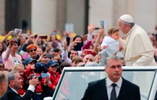 El Papa bendice a un niu00f1o durante la Audiencia. Foto: Daniel Ibu00e1u00f1ez / ACI Prensa 